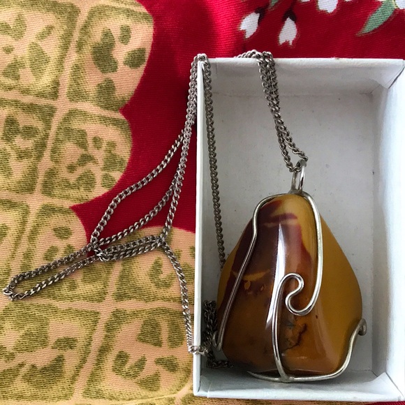 A sterling silver necklace with wire wrapped agate. 20” total length. - Picture 2 of 5
